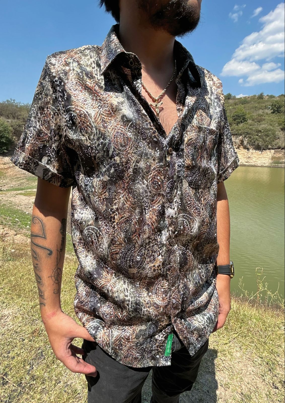 Camisa manga corta satinada animal print.